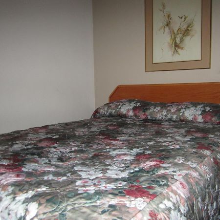 Red Coach Inn 100 Mile House 외부 사진