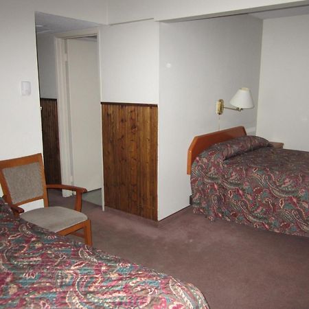 Red Coach Inn 100 Mile House 외부 사진