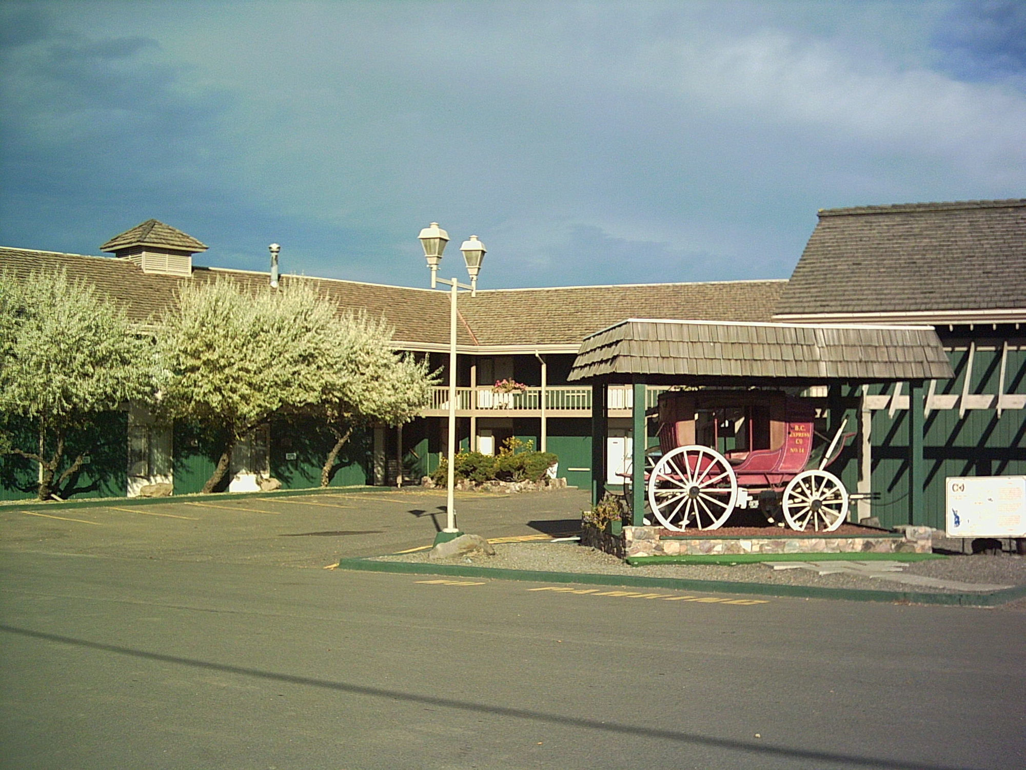 Red Coach Inn 100 Mile House 외부 사진