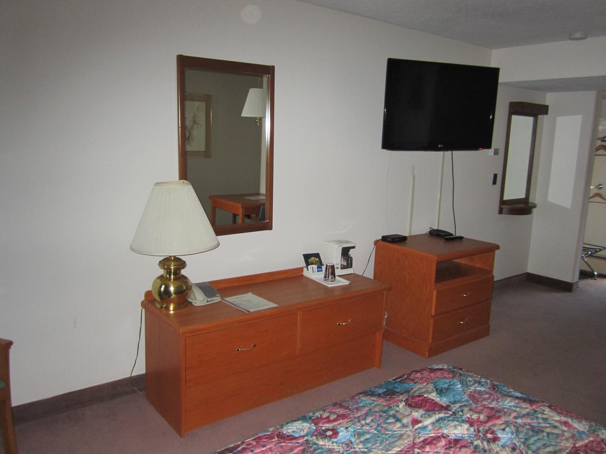 Red Coach Inn 100 Mile House 외부 사진