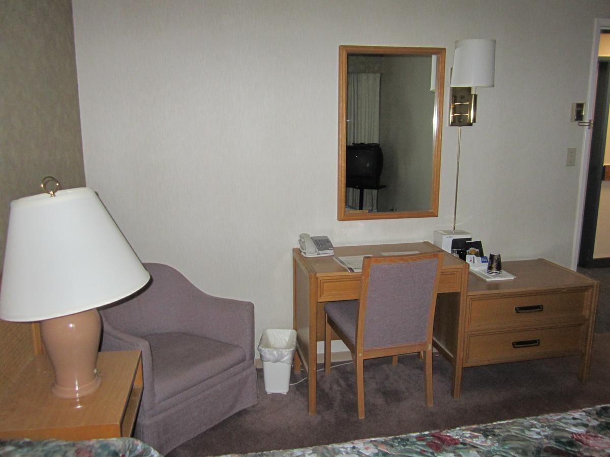 Red Coach Inn 100 Mile House 외부 사진