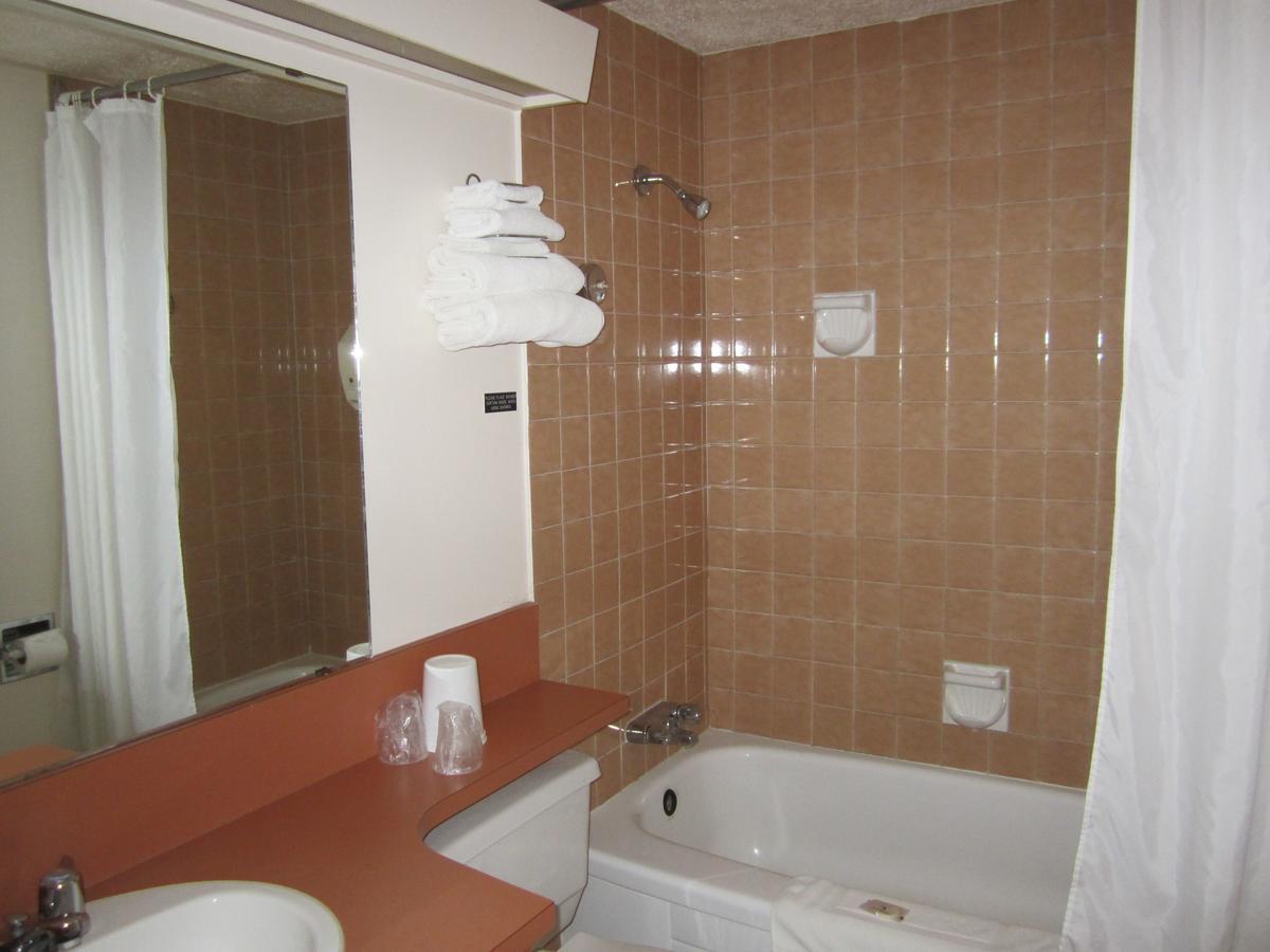 Red Coach Inn 100 Mile House 외부 사진