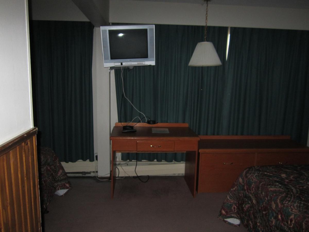 Red Coach Inn 100 Mile House 외부 사진