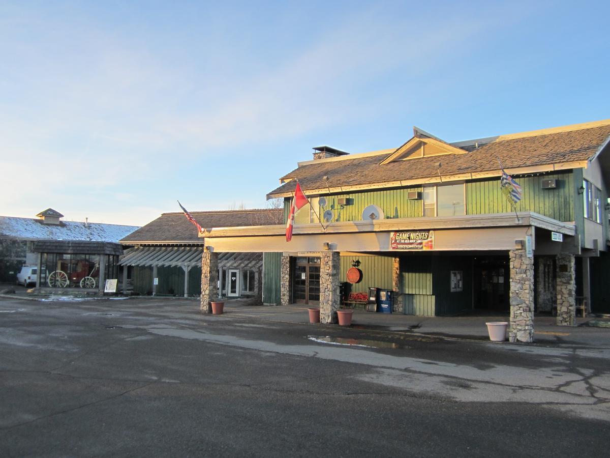 Red Coach Inn 100 Mile House 외부 사진