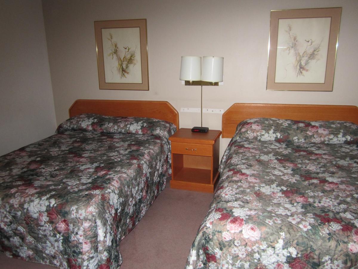 Red Coach Inn 100 Mile House 외부 사진