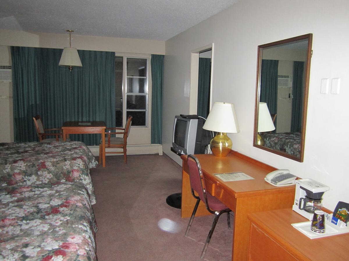 Red Coach Inn 100 Mile House 외부 사진
