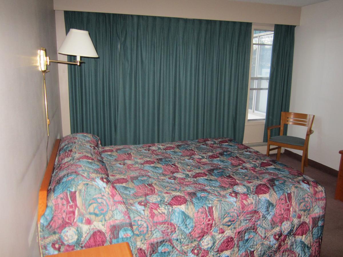 Red Coach Inn 100 Mile House 외부 사진
