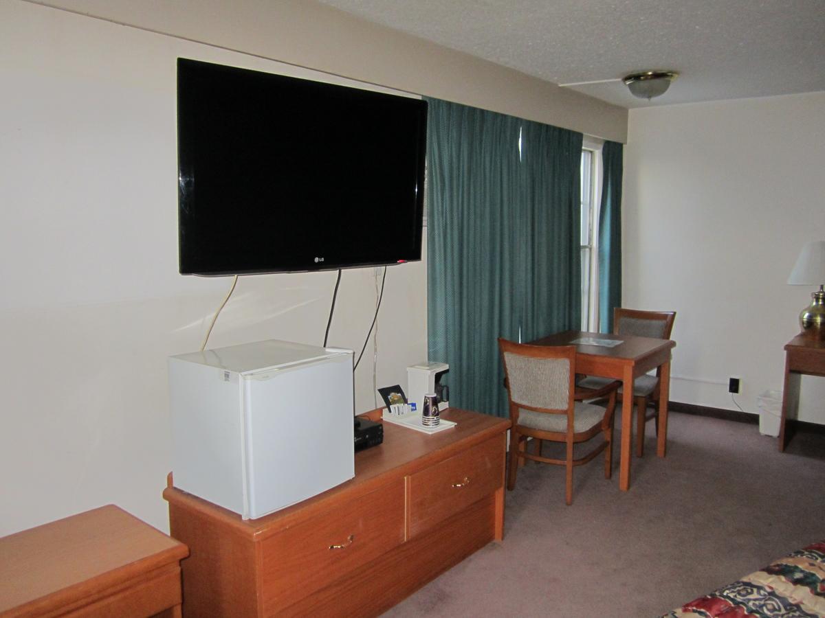 Red Coach Inn 100 Mile House 외부 사진