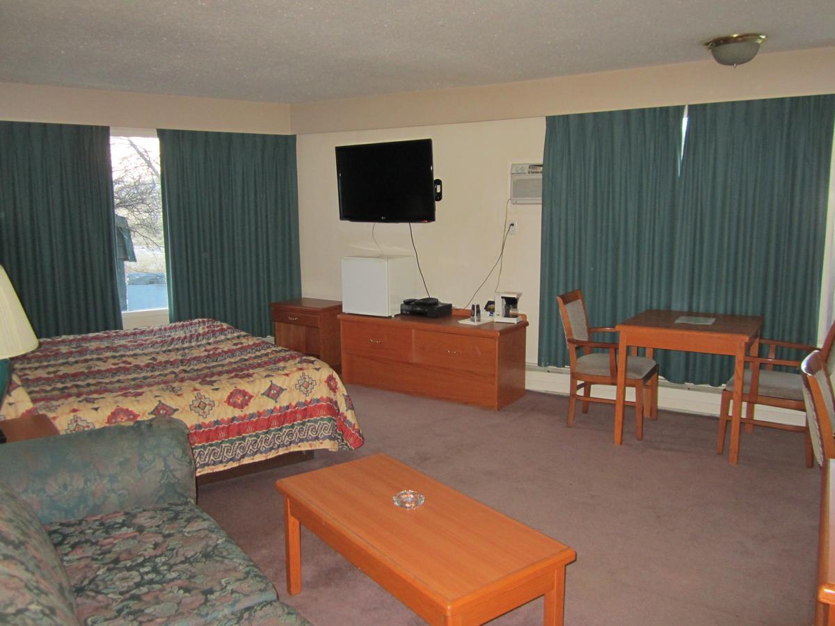 Red Coach Inn 100 Mile House 외부 사진