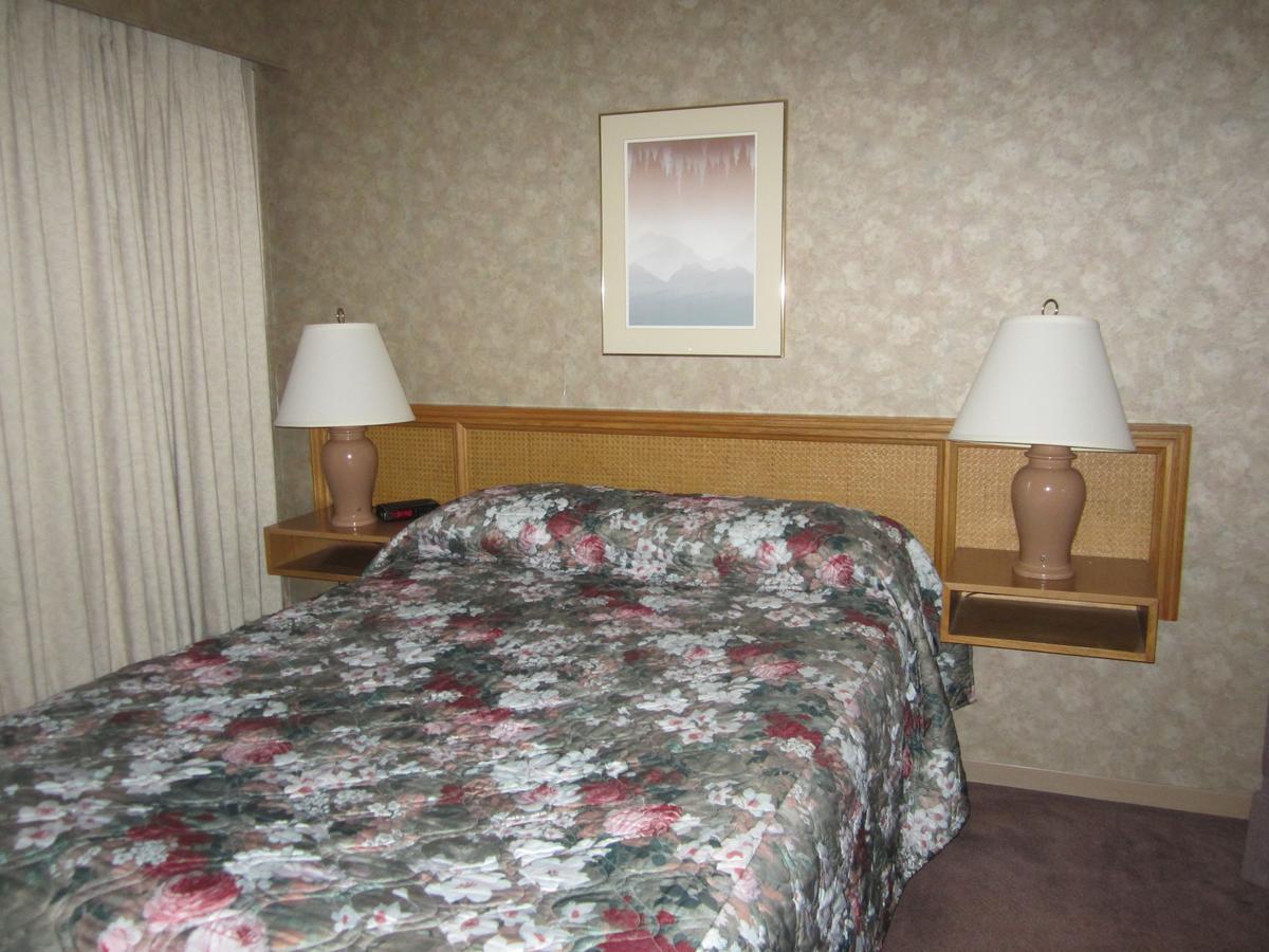 Red Coach Inn 100 Mile House 외부 사진